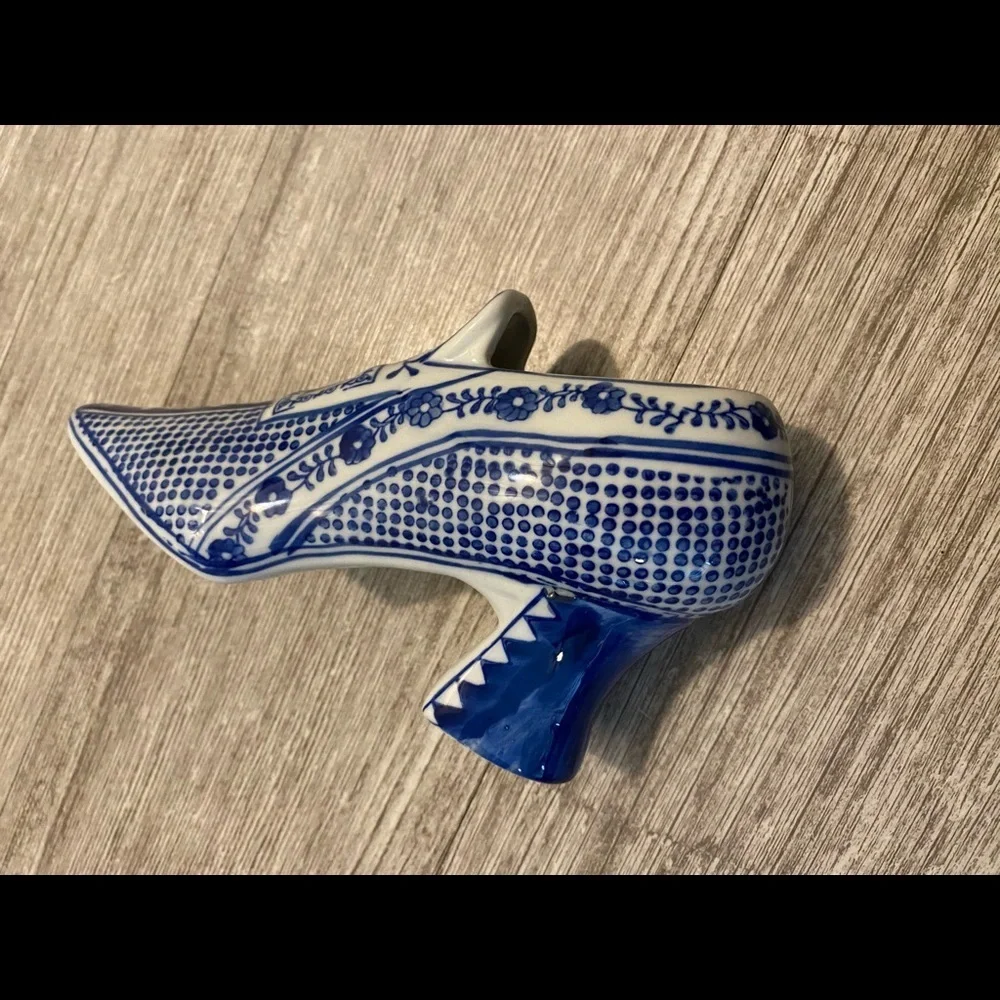 Blue and white decorative shoe the Canton collection is 7 3/4" long x 4 high - Picture 4 of 13
